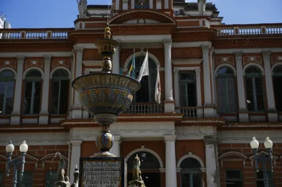 PORTO ALEGRE, RS, BRASIL, 09-03-2021: Começou hoje a revitalização da Fonte Talavera e seu entorno, na Praça Montevideu, em frente ao Paço Municipal (FOTO FÉLIX ZUCCO/AGÊNCIA RBS, Editoria de Porto Alegre).<!-- NICAID(14730991) -->