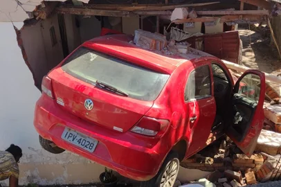 Arquivo Pessoal / Divulgação Carro invade case Canguçu<!-- NICAID(16180667) -->