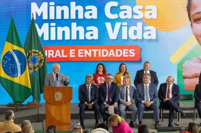 Brasília (DF), 10/04/2024 - O presidente Luiz Inácio Lula da Silva, acompanhado do vice-presidente, Geraldo Alckmin, e dos ministros de Relações Institucionais, Alexandre Padilha, da Casa Civil, Rui Costa, da Secretaria Geral, Márcio Macedo, e das Cidades, Jader Filho, durante anúncio do resultado da seleção do Minha Casa, Minha Vida nas modalidades Rural e Entidades. Foto: Fabio Rodrigues-Pozzebom/Agência Brasil<!-- NICAID(15731019) -->