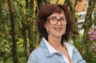 A empresária sócia-fundadora da rede de lojas de moda feminina Pole Modas, Diva Posser, lança na quinta-feira (21 de maio), o livro “Acaso ou destino”. O lançamento para convidados, autoridades e imprensa acontece a partir das 19h30min, na Galeria Municipal de Arte Gerd Bornheim da Casa da Cultura de Caxias do Sul. O evento contará com apresentações do músico Paulo César Johann, no saxofone e no piano, e do tenor Dirceu Pastori.<!-- NICAID(16287705) -->