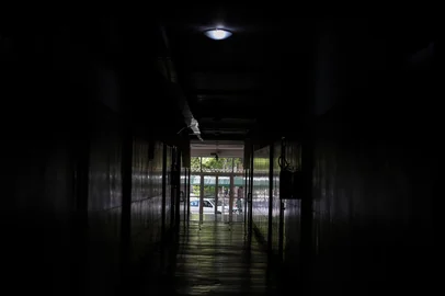 Estabelecimentos comerciais e residências estão sofrendo problemas diferentes no fornecimento de energia elétrica por parte da CEEE. Cases no bairro Bom Fim e Moinhos de Vento.Edifício Farroupilha, no Bairro Bom Fim, está em meia fase de energia.Indexador: DF<!-- NICAID(15990118) -->