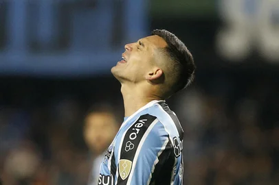 Albari Rosa / AFP Gremio's Argentine midfielder Franco Cristaldo reacts to a missed chance during the Copa Libertadores round of 16 first leg all-Brazilian football match between Gremio and Fluminense, at the Arena do Gremio stadium, in Porto Alegre, Brazil, on August 13, 2024. (Photo by Albari Rosa / AFP)Editoria: SPOLocal: Porto AlegreIndexador: ALBARI ROSASecao: soccerFonte: AFPFotógrafo: STR<!-- NICAID(15840295) -->