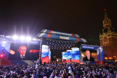 O presidente russo, Vladimir Putin, discursa em um comício e concerto marcando a anexação de quatro regiões da Ucrânia ocupadas por tropas russas - Lugansk, Donetsk, Kherson e Zaporizhzhia, na Praça Vermelha, no centro de Moscou, em 30 de setembro de 2022. (Foto de Anton Novoderezhkin / SPUTNIK / AFP)<!-- NICAID(15222416) -->