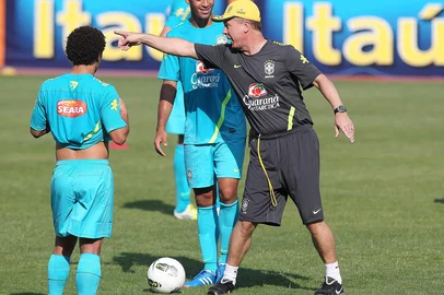 Mano Menezes orienta treino da Seleção Brasileira para amistoso contra os EUA, dia 28/5<!-- NICAID(8276956) -->