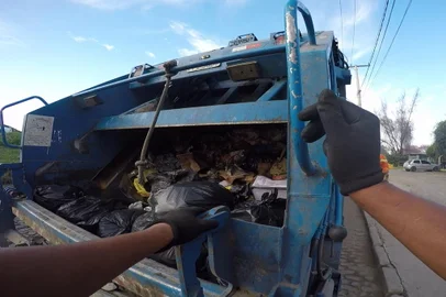 PORTO ALEGRE, RS, BRASIL, 26-08-2015: Série de reportagem Ponto de Vista, onde foram acompanhados diversos profissionais ou ofícios curiosos, utilizando uma câmera GoPro para captação de imagens. Na foto, a coleta de lixo do ponto de vista de um lixeiro (FOTO FÉLIX ZUCCO/AGÊNCIA RBS, Editoria de Notícias)<!-- NICAID(11640745) -->