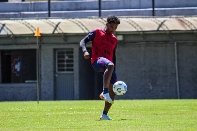 Treino do Caxias para a estreia da Copa do Brasil 2025. Na foto, o meia Pedro Cuiabá.<!-- NICAID(15983672) -->