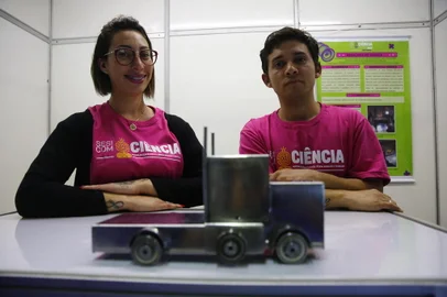 05/10/2022 - PORTO ALEGRE, RS - O Serviço Social da Indústria (Sesi-RS) promove a quarta edição da Mostra Sesi Com@Ciência. São esperadas 20 mil pessoas no Centro de Eventos da Federação das Indústrias do Estado do Rio Grande do Sul (Fiergs), em Porto Alegre, nesta quarta (5) e quinta-feira (6), para discutir como conectar a educação aos desafios do século 21 a partir de exemplos práticos. O evento é gratuito, e a programação conta com palestras e oficinas para estudantes e professores. Vamos cobrir o evento. FOTO: André Ávila / Agência RBSNA FOTO: Ariane Pinheiro de Lima, Elvis Marcelo Machado… Retalhos de sucata<!-- NICAID(15227652) -->