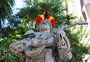 Em ato simbólico, indígenas colocam cocar na estátua de Teixeirinha em o Fundo