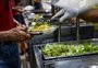 Prefeitura projeta novas unidades e atendimento noturno nos restaurantes populares de Porto Alegre