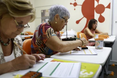 Porto Alegre, RS, Brasil — Aos 60+, o desafio agora é outro: manter o cérebro ativo, ágil e saudável. A partir de estímulos cognitivos e atividades práticas, o Método Supera propõe exercícios que trabalham memória, concentração e raciocínio, mostrando que nunca é tarde para aprender — e evoluir.Indexador: jeff botega<!-- NICAID(16246791) -->