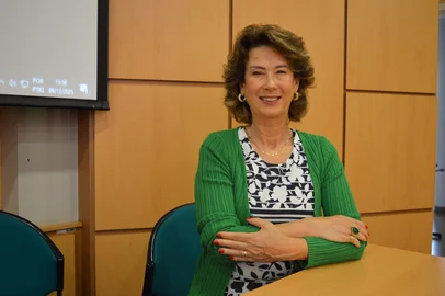 Economista Monica Beatriz Mattia é aclamada nova presidente do Corede Serra. Ela assume pela terceira vez a gestão da entidade, que representa 32 municípios da região. Quem deixa o cargo é o ex-reitor da UCS Evaldo Kuiava.<!-- NICAID(16183989) -->