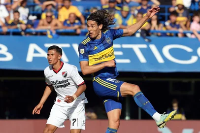 Boca Juniors' Uruguayan midfielder Edinson Cavani (R) looks at the ball after a header next to Newell's Old Boys' midfielder Ivan Gomez during their Argentine Professional Football League Tournament 2023 match at La Bombonera stadium in Buenos Aires on November 12, 2023. (Photo by ALEJANDRO PAGNI / AFP)Editoria: SPOLocal: Buenos AiresIndexador: ALEJANDRO PAGNISecao: soccerFonte: AFPFotógrafo: STR<!-- NICAID(15626135) -->