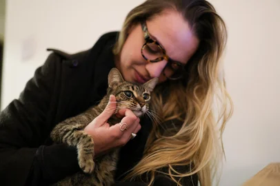 PORTO ALEGRE, RS, BRASIL - 2024.06.27 - Estudante de medicina adotou gata recém-parida com seus 4 filhotes. A pet foi resgatada durante a enchente de maio. (Foto: Renan  Mattos/ Agência RBS)<!-- NICAID(15800414) -->