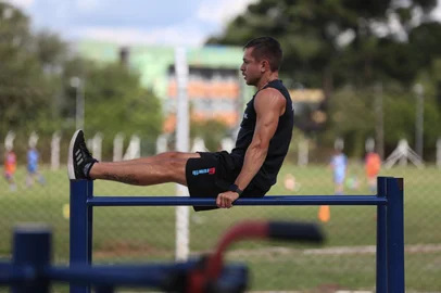 CAXIAS DO SUL, RS, BRASIL, 12/03/2026. Você sabe o que é calistenia? Atividade física que usa do peso do corpo reúne praticantes em Caxias do Sul. Na foto: Jean Subtil, estudante de engenharia, iniciou na calistenia no ano passado. (Ariéli Ziegler/Agência RBS)Indexador: Arieli Ziegler<!-- NICAID(16243948) -->