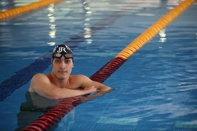 Porthus Junior / Agencia RBS CAXIAS DO SUL, RS, BRASIL, 06/11/2025. Surdoatleta serrano vai viver sonho de participar das Surdolimpíadas de 2026 no Japão. Nadador do Recreio da Juventude, Keuryn Gabriel da Rosa Anelli e sua técnica Daniela Hollweg Gonzalez . (Porthus Junior/Agência RBS)<!-- NICAID(16162265) -->