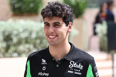 Kick Sauber's Brazilian driver Gabriel Bortoleto arrives at the Bahrain International Circuit in Sakhir on April 10, 2025, ahead of the Bahrain Formula One Grand Prix weekend. (Photo by Fadel SENNA / AFP)<!-- NICAID(16014815) -->