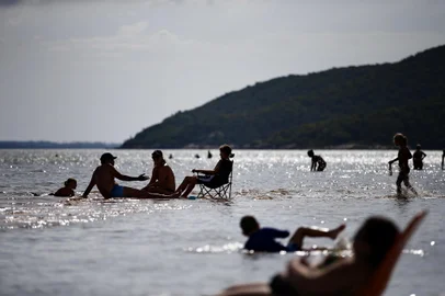 PORTO ALEGRE, RS, BRASIL, 25-01-2020: Direção do Parque Estadual de Itapuã, em Viamão, reabre a Praia da Pedreira e a Praia de Fora para visitação do público, depois de anos com apenas a Praia das Pombas disponível aos visitantes (FOTO FÉLIX ZUCCO/AGÊNCIA RBS, Editoria de Porto Alegre).<!-- NICAID(14398598) -->
