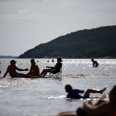 PORTO ALEGRE, RS, BRASIL, 25-01-2020: Direção do Parque Estadual de Itapuã, em Viamão, reabre a Praia da Pedreira e a Praia de Fora para visitação do público, depois de anos com apenas a Praia das Pombas disponível aos visitantes (FOTO FÉLIX ZUCCO/AGÊNCIA RBS, Editoria de Porto Alegre).<!-- NICAID(14398598) -->