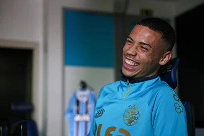 PORTO ALEGRE, RS, BRASIL, 11-07-2025: Entrevista com Alysson Edward, ponta direita do Grêmio. O atleta de 19 anos marcou seu primeiro gol pelo profissional no tricolor, contra o São José, na Recopa. Foto: Duda Fortes/Agência RBS<!-- NICAID(16078547) -->