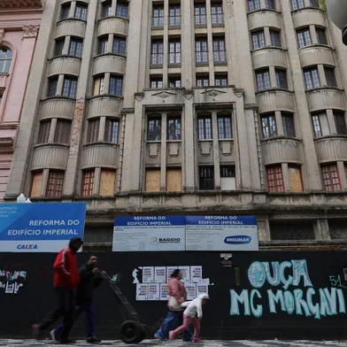 Porto Alegre, RS, Brasil - Fachada do Cine Teatro Imperial, também conhecido como Cinema Imperial, é um prédio histórico de Porto Alegre, capital do estado brasileiro do Rio Grande do Sul. O prédio está localizado na Rua da Praia e, em abril de 2004, foi tombado como patrimônio histórico municipal, a partir de aprovação pelo Conselho Municipal do Patrimônio Histórico e Cultural de Porto Alegre (Compahc). Foto: Jefferson Botega / Agencia RBSIndexador: jeff botega<!-- NICAID(15838554) -->