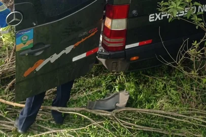 Alunos de escola municipal de Xangri-Lá sofrem acidente de van na freeway após pneu furar<!-- NICAID(16137485) -->