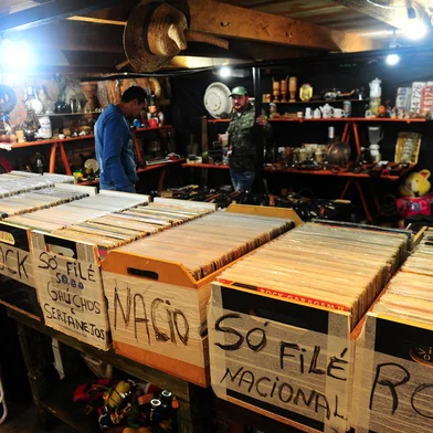 CAXIAS DO SUL, RS, BRASIL, 06/05/2023. Neste sábado e domingo, Caxias recebe a 15ª edição do Garage Sale. Mais de 40 expositores estarão divididos em cinco ambientes repletos de tesouros antigos, móveis rústicos, brinquedos, livros, colecionáveis, cutelaria, LPs, artesanatos e moda circular. A feira acontece na rua Rua Hugo Luciano Ronca, bairro São José(Porthus Junior/agência RBS)<!-- NICAID(15421631) -->
