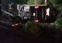 Acidente com ônibus de passageiros deixa ao menos um morto e mais de 10 feridos na freeway