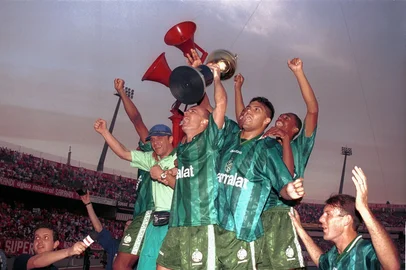 Campeonato Gaúcho 1998 Internacional x JuventudeJuventude campeão do Gauchão 98 - fotos de ARQUIVO 07/06/1998Na foto, comemoração dos jogadores.<!-- NICAID(1125587) -->