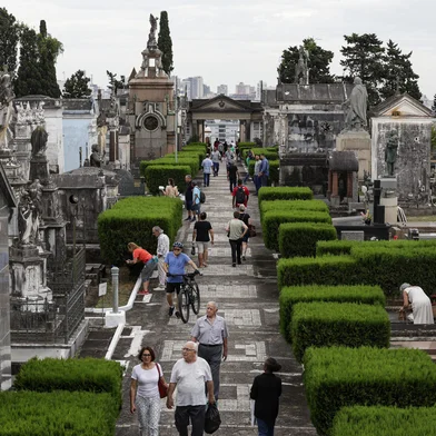 Porto Alegre, RS, Brasil, 02-11-2024: Pessoas visitam sepulturas no Dia de Finados no Cemiterio da Santa Casa. Foto: Mateus Bruxel / Agencia RBS<!-- NICAID(15905703) -->