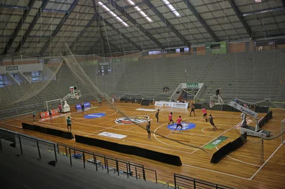 CAXIAS DO SUL, RS, BRASIL, 17/09/2024. Treino do Caxias do Sul Basquete no ginásio do Sesi. O time se prepara para a temporada 2024/2025 do NBB. Foto geral do ginásio. (Porthus Junior/Agência RBS)Indexador: Porthus JUNIOR<!-- NICAID(15868948) -->