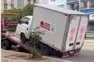 Caminhão com doações é rebocado em Porto Alegre<!-- NICAID(15768709) -->