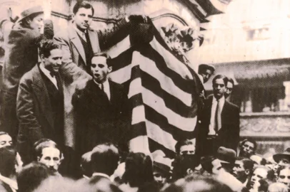 Há 93 anos, em 9 de julho de 1932, a Revolução Constitucionalista marcou um dos mais significativos movimentos cívicos do Brasil. Paulistas pegaram em armas por uma nova Constituição e eleições, em resposta à centralização de poder por Getúlio Vargas.<!-- NICAID(16075202) -->