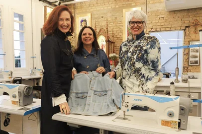 CAXIAS DO SUL, RS, BRASIL. 03.06.2025. Pesquisa Jeans do Brasil resgata origens e aponta perspectivas para a moda brasileira. Pesquisadora caxiense Beth Venzon, Gabriela Cirne Lima e Jussara Romão estiveram em Caxias do Sul para o lançamento do livro. (Ulisses Castro / Agência RBS).Indexador: Bruno Todeschini<!-- NICAID(16052282) -->