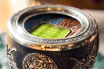 Diretor de arte, Guilherme Caneschi, usou programas Midjourney e Adobe Firefly para gerar imagem de uma disputa de um Grenal em uma cuia de chimarrão.<!-- NICAID(15706800) -->