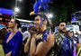 Adriane Galisteu rebate críticas por exibir pelos nas pernas em desfile na Sapucaí