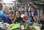 VÍDEO: astronautas comem "pizza flutuante" a bordo da Estação Espacial Internacional
