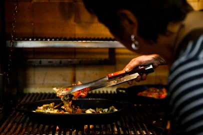 PORTO ALEGRE, RS, BRASIL: A churrasqueira Clarice Chwartzmann apresenta opcoes de pratos que podem servir como acompanhamento para o churrasco. Foto: Camila Hermes/Agencia RBS<!-- NICAID(15204373) -->