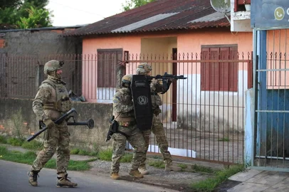 CACHOEIRINHA, RS, BRASIL, 27-02-2026: Polícia Civil faz operação contra facção suspeita de ataque a tiros perto de parque e do Fórum de Gravataí. Durante a ação, um dos dois alvos presos atirou contra os agentes. Ainda foram cumpridas oito ordens de busca e apreensão em Canoas e Cachoeirinha. Foto: Ronaldo Bernardi/Agência RBS<!-- NICAID(16233974) -->