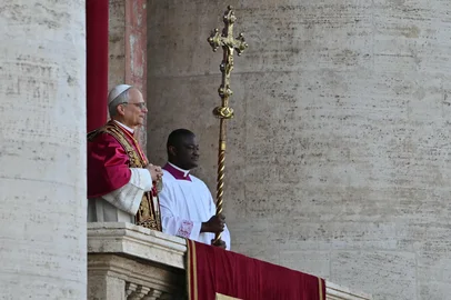 Newly elected Pope Robert Francis Prevost arrives on the main central loggia balcony of the St Peter's Basilica for the first time, after the cardinals ended the conclave, in The Vatican, on May 8, 2025. Robert Francis Prevost was on Thursday elected the first pope from the United States, the Vatican announced. A moderate who was close to Pope Francis and spent years as a missionary in Peru, he becomes the Catholic Church's 267th pontiff, taking the papal name Leo XIV. (Photo by Andrej ISAKOVIC / AFP)Editoria: RELLocal: Vatican CityIndexador: ANDREJ ISAKOVICSecao: popeFonte: AFPFotógrafo: STF<!-- NICAID(16032918) -->