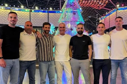 Instagram / Reprodução A foto foi originalmente publicada no story de Vitor Severino, auxiliar de Luis Castro. Na imagem, aparecem ainda Nuno Baptista (analista), Pedro Mané (analista), Betinho (preparador físico), Nuno Cerdeira (preparador físico) e Daniel Correia (preparador de goleiros). Todos devem compor a comissão do treinador no Grêmio. <!-- NICAID(16185080) -->