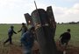 A história por trás das imagens de crianças brincando ao redor de míssil não detonado na Síria; veja fotos