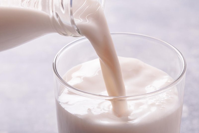 Pouring milk into a glassPouring milk from bottle into a glass on light blue background, high key shotIndexador: Andrey MaslakovFonte: 316505425Fotógrafo: mr<!-- NICAID(15169496) -->