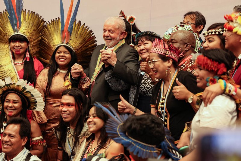 Brazilian president-elect Luiz Inacio Lula da Silva, poses for a group photograph with  representatives of his country's indigenous people, during the COP27 climate conference in Egypt's Red Sea resort city of Sharm el-Sheikh, on November 17, 2022. (Photo by AHMAD GHARABLI / AFP)<!-- NICAID(15268071) -->