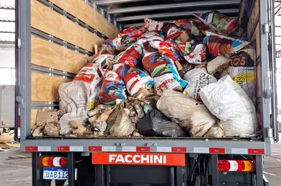 Denarc/Polícia Civil / Divulgação Um dos caminhões com drogas que serão incineradas nesta sexta-feira (5) pelo Denarc