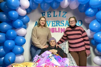 Moradora de Caxias completa 105 anos nesta terça (28). Na foto, Suzana Capeletti, neta, Adelina (ao centro) e a filha de Adelina e mãe de Suzana, Sebila<!-- NICAID(15133692) -->