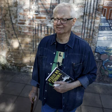 PORTO ALEGRE, RS, BRASIL, 15-10-2025: O escritor Tailor Diniz vai lançar o livro "Perigo na Esquina" na Feira do Livro de POA. O local escolhidopara as fotos, a Esquina da Duque de Caxias com a Gen. Salustiano,  é justamente onde mora o protagonista da obra, detetive A. Boccanera. Fotos: Duda Fortes/Agencia RBS<!-- NICAID(16147045) -->