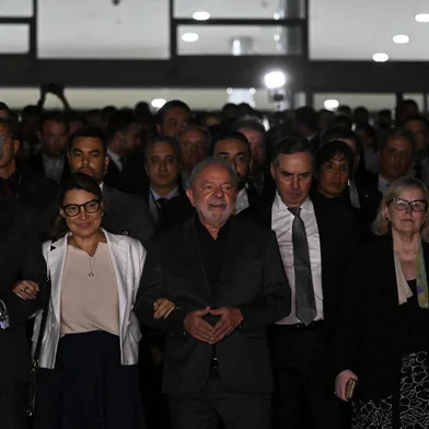 Brazil's President Luiz Inacio Lula da Silva (C), Governors, and Supreme Court judges walk from Planalto Palace to the Supreme Court building in Brasilia on January 9, 2023, a day after supporters of Brazil's far-right ex-president Jair Bolsonaro invaded the Congress, presidential palace, and Supreme Court. - Brazilian security forces locked down the area around Congress, the presidential palace and the Supreme Court Monday, a day after supporters of ex-president Jair Bolsonaro stormed the seat of power in riots that triggered an international outcry. Hardline Bolsonaro supporters have been protesting outside army bases calling for a military intervention to stop Lula from taking power since his election win. (Photo by MAURO PIMENTEL / AFP)Editoria: POLLocal: BrasíliaIndexador: MAURO PIMENTELSecao: demonstrationFonte: AFPFotógrafo: STF<!-- NICAID(15316847) -->