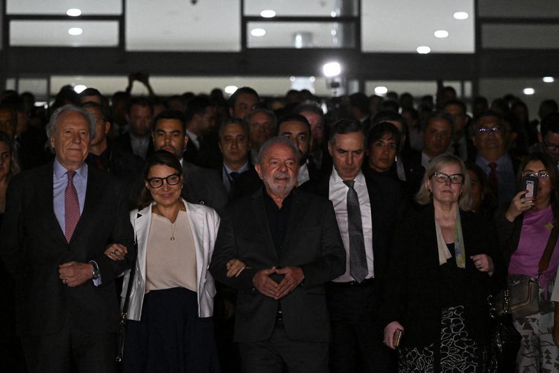 Brazil's President Luiz Inacio Lula da Silva (C), Governors, and Supreme Court judges walk from Planalto Palace to the Supreme Court building in Brasilia on January 9, 2023, a day after supporters of Brazil's far-right ex-president Jair Bolsonaro invaded the Congress, presidential palace, and Supreme Court. - Brazilian security forces locked down the area around Congress, the presidential palace and the Supreme Court Monday, a day after supporters of ex-president Jair Bolsonaro stormed the seat of power in riots that triggered an international outcry. Hardline Bolsonaro supporters have been protesting outside army bases calling for a military intervention to stop Lula from taking power since his election win. (Photo by MAURO PIMENTEL / AFP)Editoria: POLLocal: BrasíliaIndexador: MAURO PIMENTELSecao: demonstrationFonte: AFPFotógrafo: STF<!-- NICAID(15316847) -->