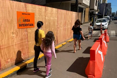 Escadaria interditada na Rua Independência em Passo Fundo<!-- NICAID(15999306) -->