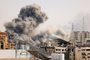 A plume of smoke billows behind highrise buildings in the sky during an Israeli airstrike on Gaza City on October 9, 2023. Israel relentlessly pounded the Gaza Strip overnight and into October 9 as fighting with Hamas continued around the Gaza Strip, as the death toll from the war against the Palestinian militants surged above 1,100. (Photo by MAHMUD HAMS / AFP)Editoria: POLLocal: Gaza CityIndexador: MAHMUD HAMSSecao: politics (general)Fonte: AFPFotógrafo: STF<!-- NICAID(15563845) -->